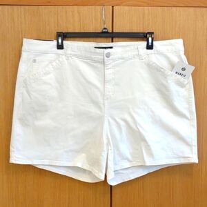+SZ NWOT White "Mandie Short" SZ 24 W By Bandolino